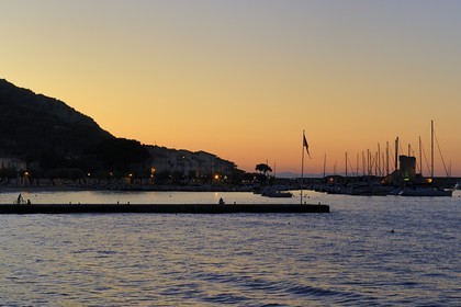 Italie, Toscane, l’Ile d’Elbe, Port de Marciana Marina et la Tour Pisane construite au XIIeme siècle