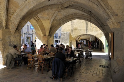 France, Gard (30), Uzès, restaurant sous les arcades de la place Dampmartin