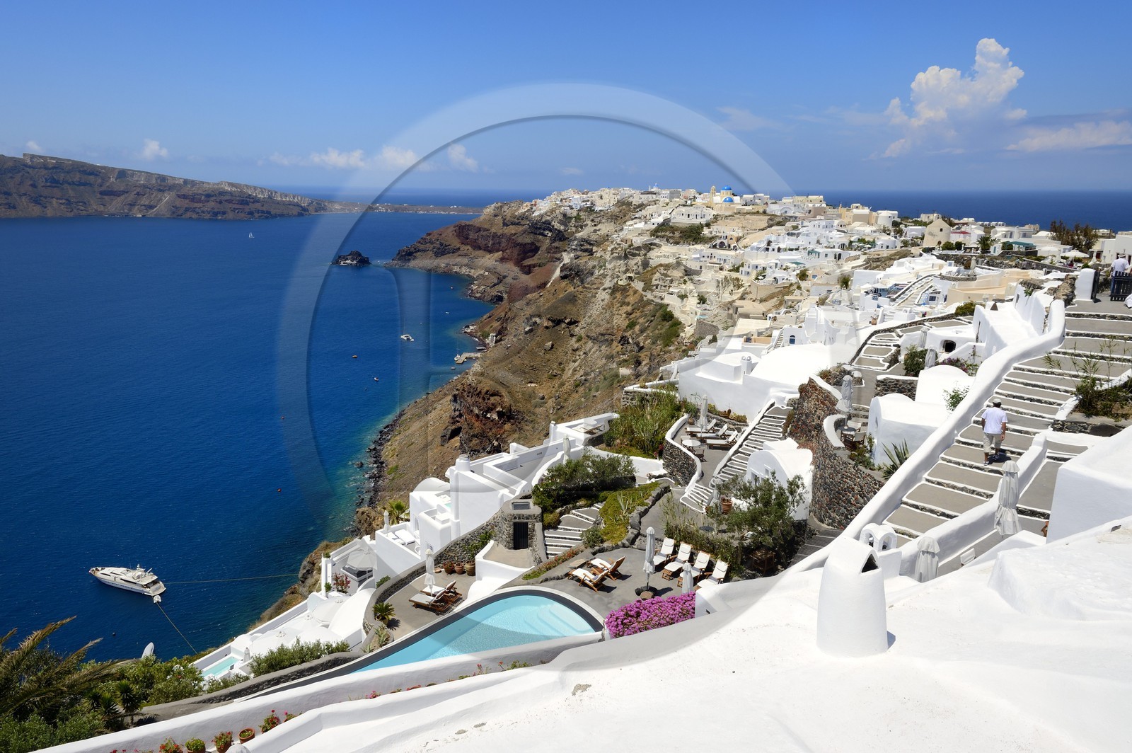 Greece, Cyclades, Aegean Sea, Santorini (Thira or Thera), the village of Oia overlooking the Caldera
