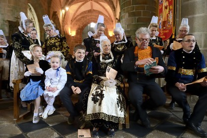 France, Finistère (29), Locronan, labellisé Les Plus Beaux Villages de France, église Saint-Ronan, cérémonie religieuse qui précède la procession de la Troménie