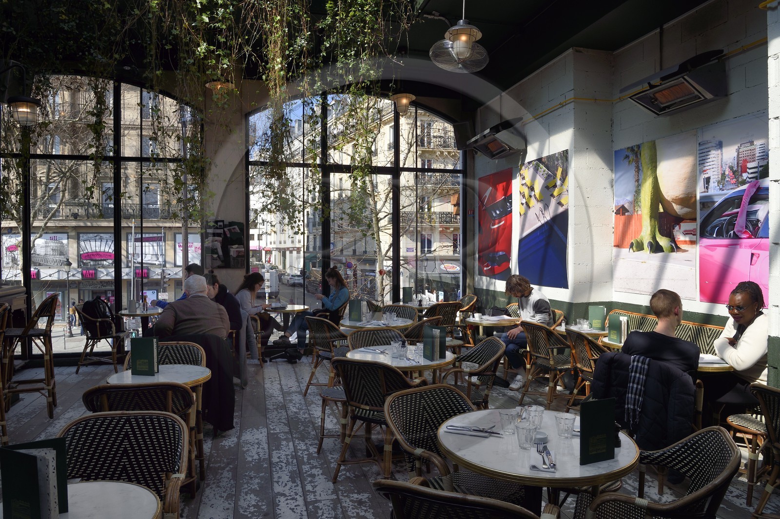 France, Paris (75), Quartier de Barbès, la Brasserie Barbès, le patio du premier étage qui donne sur la station de metro Barbes