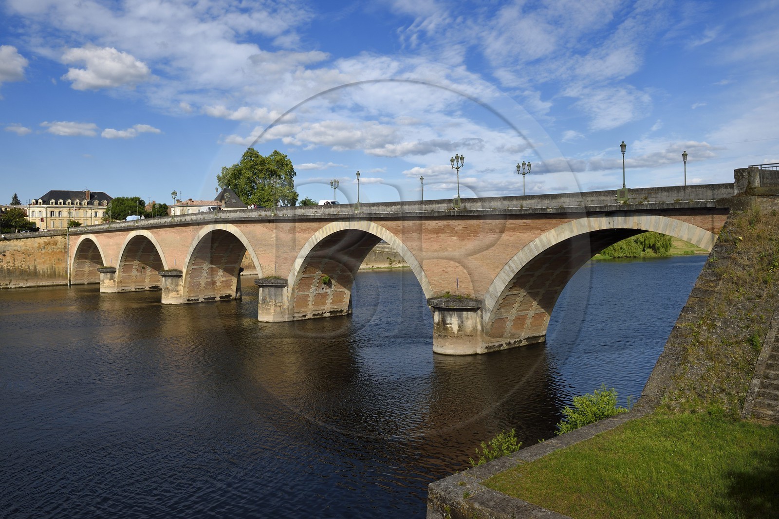 France, Dordogne, Bergerac, Bergerac old town and the banks of the Dordogne river, the Vieux Pont