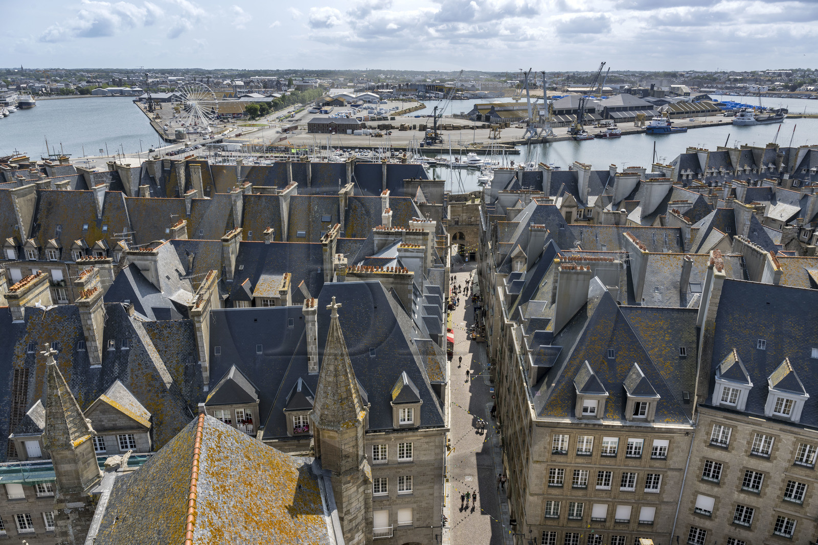 France, Ille-et-Vilaine (35), Côte d'Emeraude, Saint-Malo intra-muros, vue sur la ville depuis le haut du clocher de la cathédrale, la Grand' Porte et les remparts au bout de la Grand rue, le bassin Vauban dans le port de commerce en arrière plan