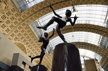 France, Paris (75), le musée d'Orsay, sculpture Vainqueur au combat de coq (1864) de Alexandre Falguière à gauche et sculpture Une trouvaille à Pompei (1863) de Hippolyte Moulin à droite