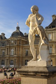 France, Paris (75), jardin du Luxembourg, statue représentant Marius debout sur les ruines de Carthage par Nicolas Victor Vilain (1818-1899) et Sénat en arrière-plan
