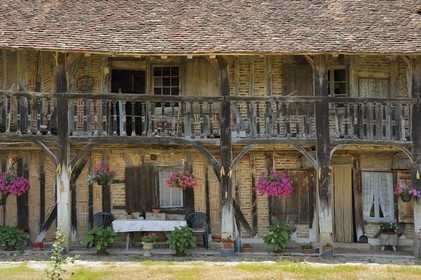 France, Saône et Loire (71), village de Juif, La Grosse Grange ferme bressane traditionnelle à étage et colombage