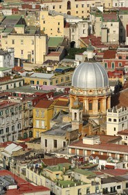 Italie, Campanie, Naples, centre historique classé Patrimoine Mondial de l'UNESCO, dôme d'une église enclavée