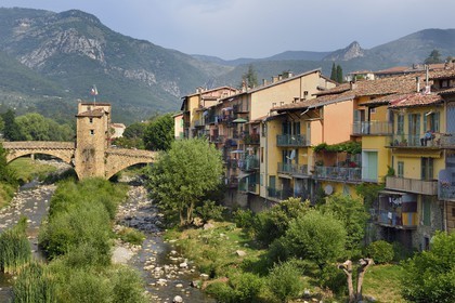 France, Alpes-Maritimes (06), vallée de la Bévéra, Sospel, le Pont Vieux sur la rivière Béréva