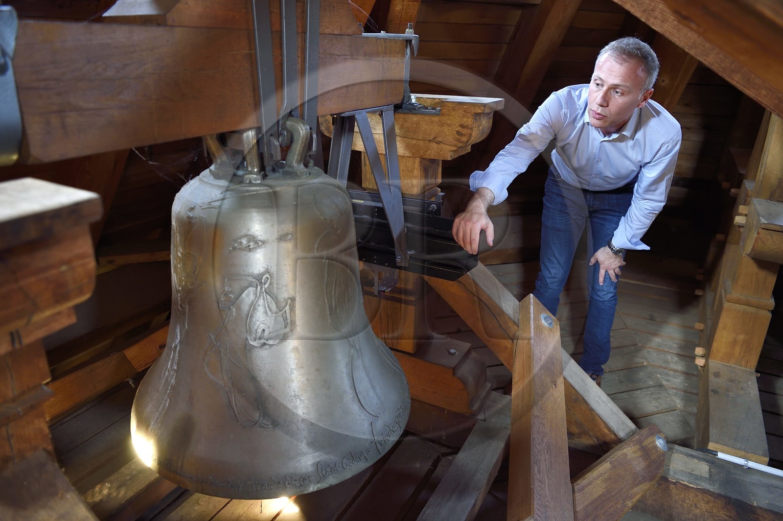 France, Bas-Rhin (67), Strasbourg, vieille ville classée au Patrimoine Mondial de l'UNESCO, la cathédrale Notre-Dame, le campanologue du diocèse Olivier Tarozzi dans le toit de la tour Klotz qui comporte six cloches qui sonnent les messes de semaine mais aussi les baptêmes, mariages et décès des paroissiens
