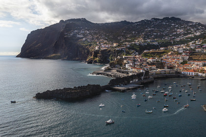 Portugal, Ile de Madère, Camara de Lobos, la falaise du Cap Girao, la deuxième la plus haute du monde à 589 mètres, et le village de pecheurs de Camara de Lobos à droite (vue aérienne)