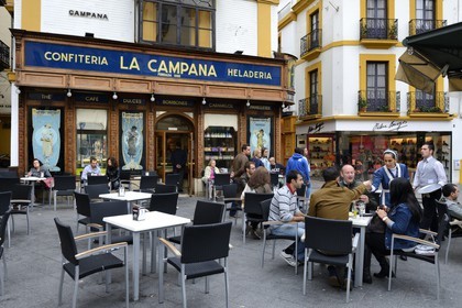 Espagne, Andalousie, Séville, terrasse du Café patissier La Campana à l'angle de la calle Sierpes