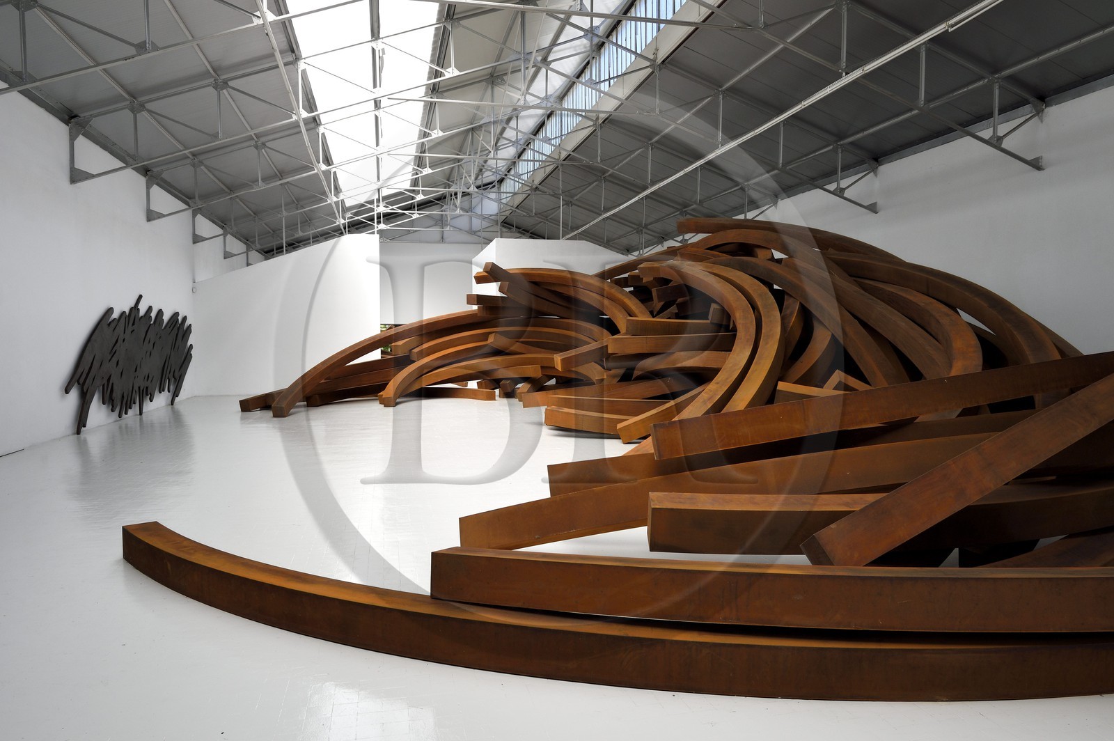France, Var (83), Le Muy, Fondation Bernar Venet, Effondrement (2014), une pièce monumentale de 200 tonnes d'acier dans l'ancienne usine reconvertie en hall d'exposition