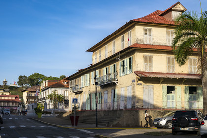 France, Guyane, Cayenne, rue Rémire à l'angle de la place des Palmistes, Immeuble Franconie abritant une bibliothèque et le Musée départemental Alexandre-Franconie, le fort Cépérou en arrière plan