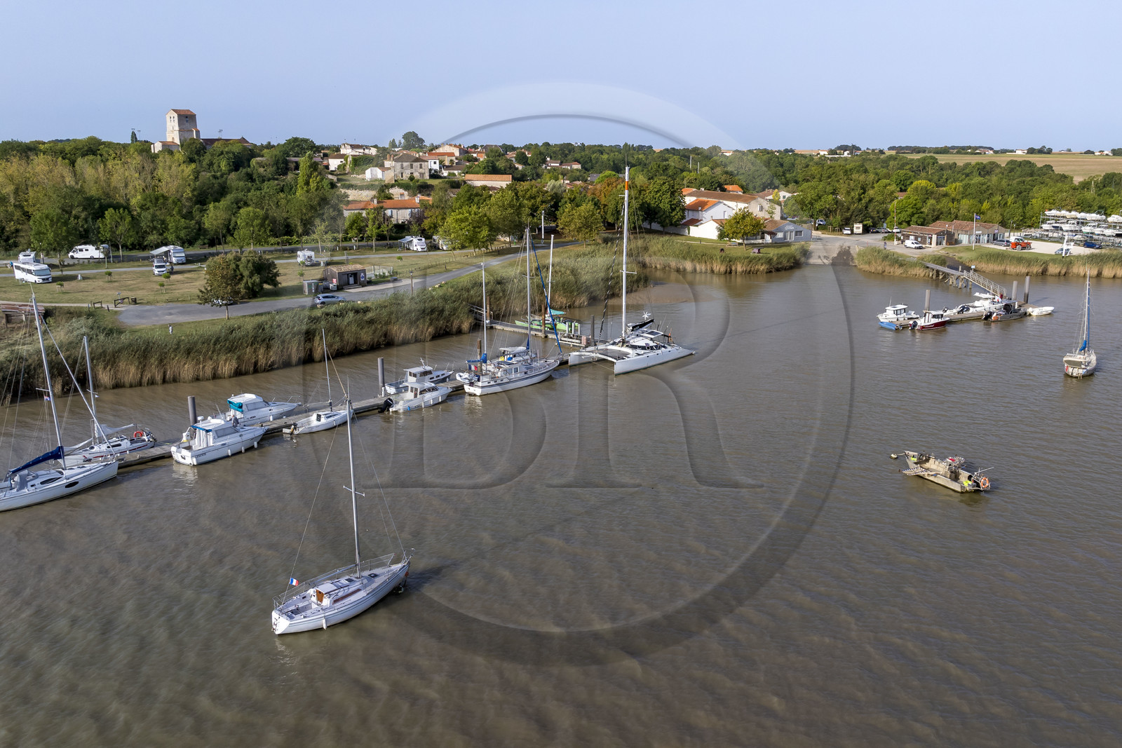 France, Charente-Maritime (17), Rochefort, le petit port de plaisance de Soubise sur la Charente (vue aérienne)
