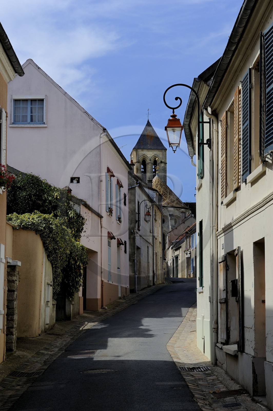 France, Val-d'Oise (95), Vétheuil, rue de Moutier menant à l'église Notre Dame peinte par Claude Monet