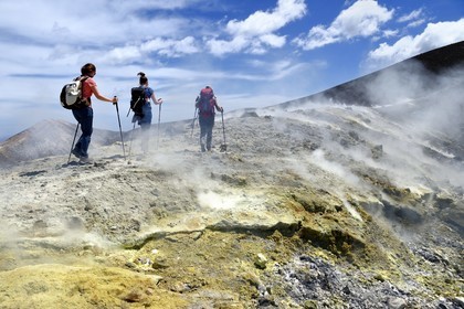 Italie, Sicile, iles Eoliennes, classées Patrimoine Mondial de l'UNESCO, ile de Vulcano, randonneurs dans l'ascension du cratère du volcan della Fossa à travers les fumerolles soufrées