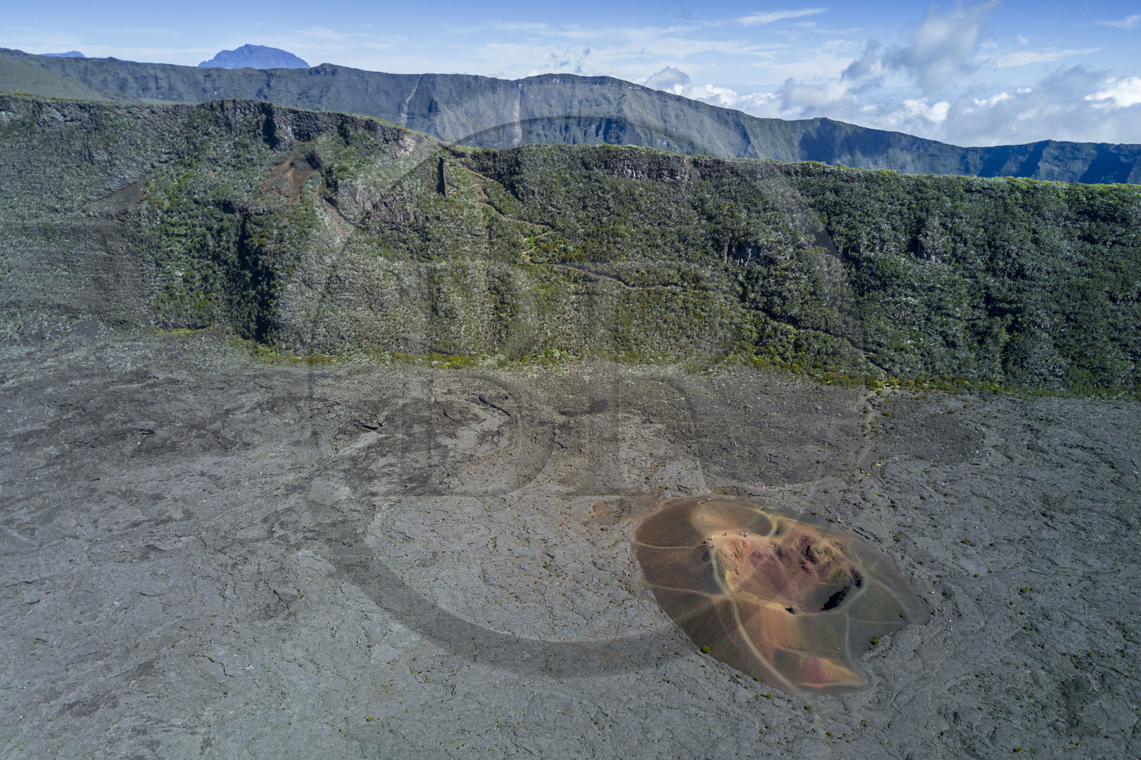 France, Ile de la Reunion, Parc National de la Réunion classé Patrimoine Mondial de l'UNESCO, volcan du Piton de la Fournaise, le cratère Formica Léo dans la caldera et les falaises du Pas de Bellecombe (vue aérienne)