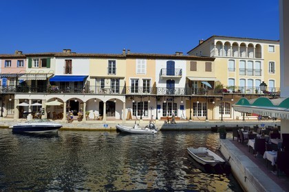 France, Var (83),  golfe de Saint-Tropez, la cité lacustre de Port-Grimaud, zone de commerces