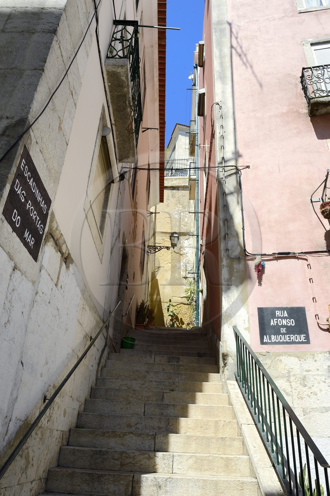 Portugal, Lisbonne, escalier dans une ruelle du quartier de l'Alfama