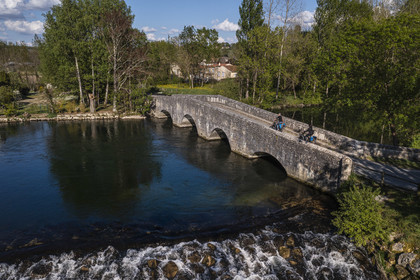France, Charente (16), vibrac, le Pont coudé médiéval qui traverse La Charente sur le trajet de la véloroute la Flow Vélo (vue aérienne)