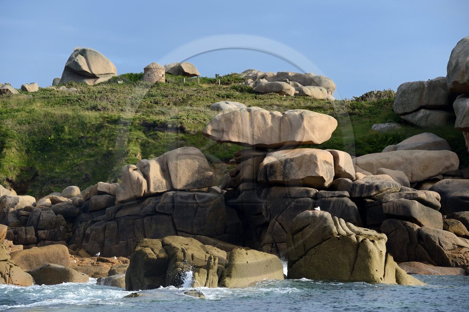 France, Côtes-d'Armor (22), Côte de Granit Rose, Perros-Guirec, Ploumanac'h, ancien poste d'observation de douanier à la pointe de Squewel France, Cotes-d'Armor, Cote de Granit Rose (the Pink Granite coast), Perros Guirec, Ploumanach, former custom watchsite at the Pointe de Squewel