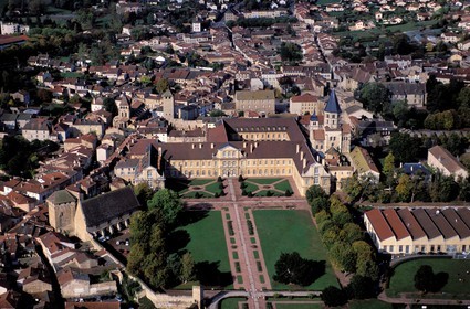 France, Saône-et-Loire (71), Mâconnais, ancienne abbaye de Cluny et la vieille ville (vue aérienne)