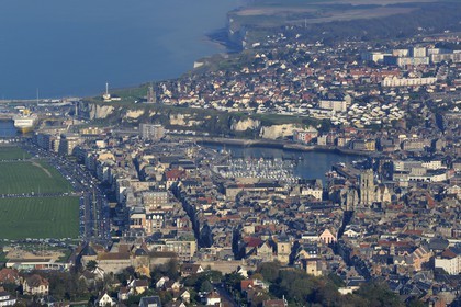France, Seine-Maritime (76), Dieppe dominé par son Chateau musée (vue aérienne)