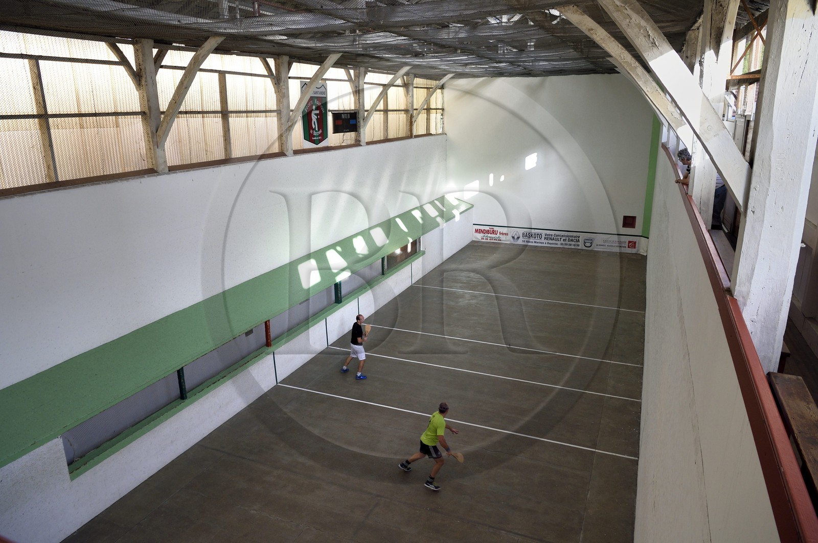 France, Pyrénées-Atlantiques (64), Pays-Basque, Bayonne, joueurs de pelote basque au Trinquet Saint André