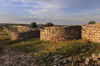France, Hérault (34), près de Lunel, Oppidum d'Ambrussum ancien oppidum gaulois situé sur la Voie Domitienne (Via Domitia), enceinte du IIIe siècle av. J.-C. dégagée sur 650 mètres et flanquée de vingt-cinq tours