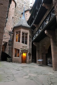 France, Bas-Rhin (67), le château du Haut-Koenigsbourg, l'escalier hexagonal