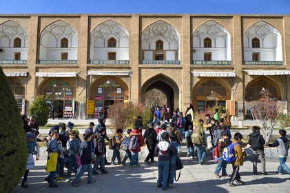 Iran, province d'Ispahan, Ispahan, place naghsh-i jahan aussi connue sous le nom de place Imam Khomeiny, classé Patrimoine Mondial de l'UNESCO, sortie scolaire