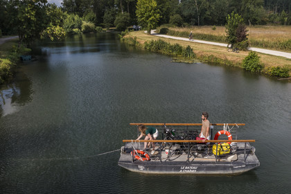 France, Deux-Sèvres (79), le Marais Poitevin, la Venise Verte, Magné, randonnée à bicyclette, passage de la Sèvre Niortaise à sur un des bateaux à chaines en libre accès (vue aérienne)