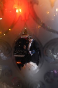 Royaume-Uni, Ecosse, Edimbourg, conteur habillé à l' ancienne dans le pub Mitre sur le Royal Mile