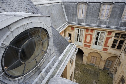 France, Yvelines (78), château de Versailles, classé Patrimoine Mondial de l'UNESCO, cour du dauphin et l'oeil-de-Boeuf.