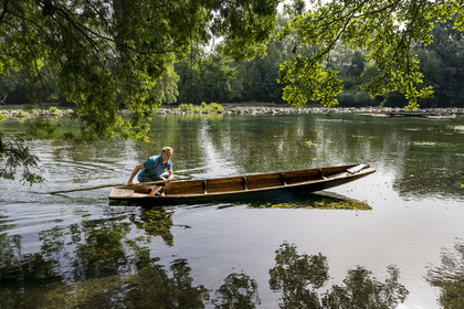 France, Vaucluse (84), L'Isle-sur-la-Sorgue, François Arnaud membre de la confrérie des pêcheurs les Pescaïres de la Sorgue naviguant sur la Sorgue sur une barque à fond plat appelée Nègo Chin