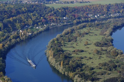 France, Eure (27), péniche sur la Seine à Villiers-sur-le-Roule en amont des Andelys (vue aérienne)
