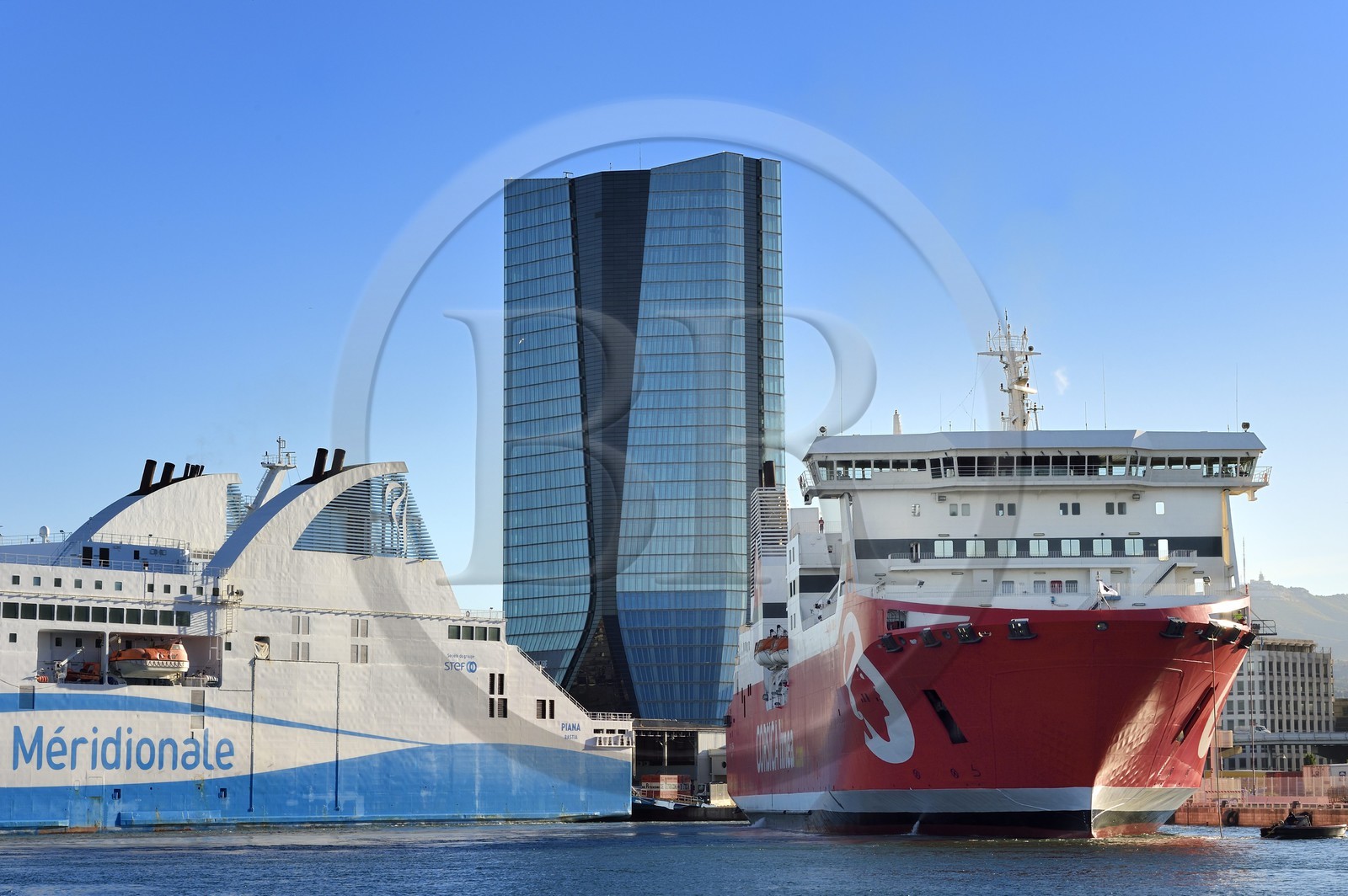 France, Bouches-du-Rhône (13), Marseille, Zone Euroméditerranée, Grand Port Maritime, quartier des Docks, tour CMA CGM de l'architecte Zaha Hadid