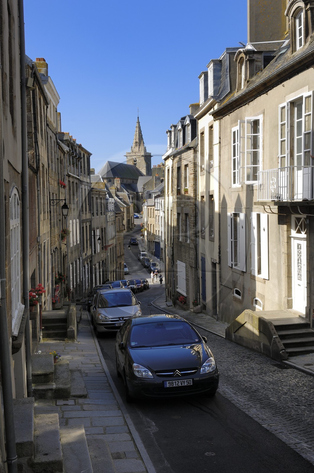 France, Manche (50), Granville, la Haute Ville, église Notre-Dame de Cap-Lihou et la rue Notre-Dame
