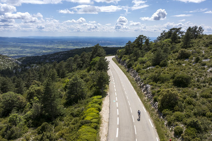 France, Vaucluse (84), Parc Naturel Régional du Mont Ventoux, Beaumont-du-Ventoux, route D974 sur le versant Nord du Mont Ventoux (vue aérienne)