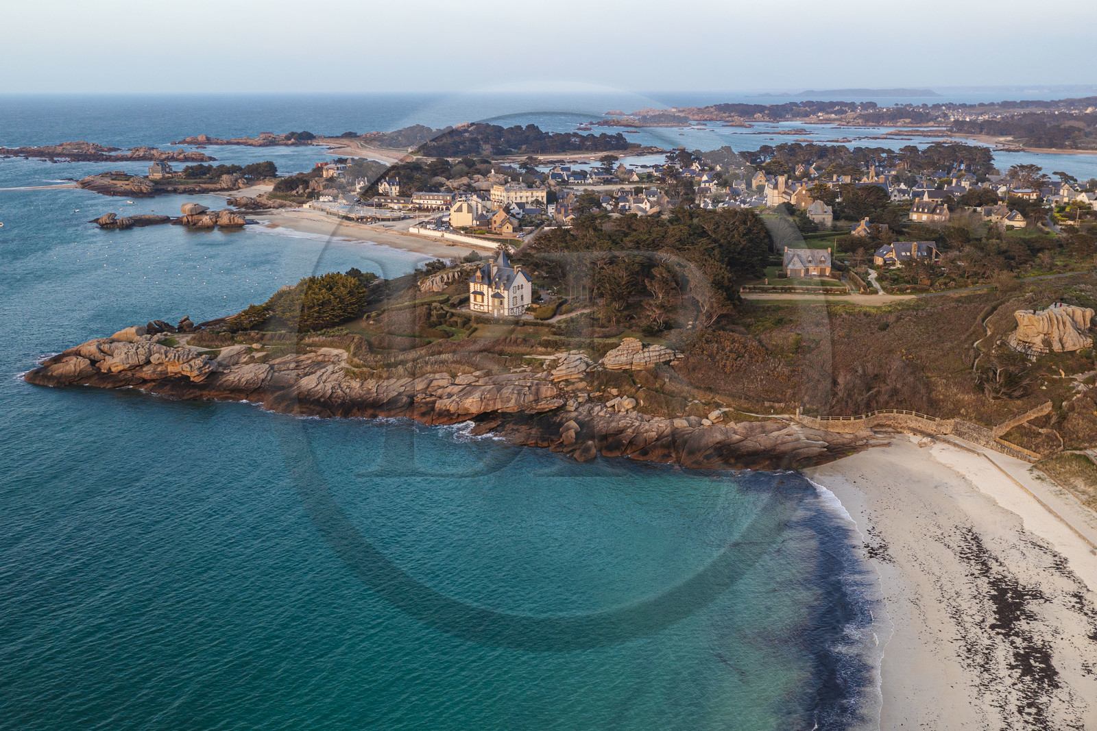 France, Côtes-d'Armor (22), Côte de Granit Rose, Trégastel vu depuis la plage de la Grève Blanche (vue aérienne)