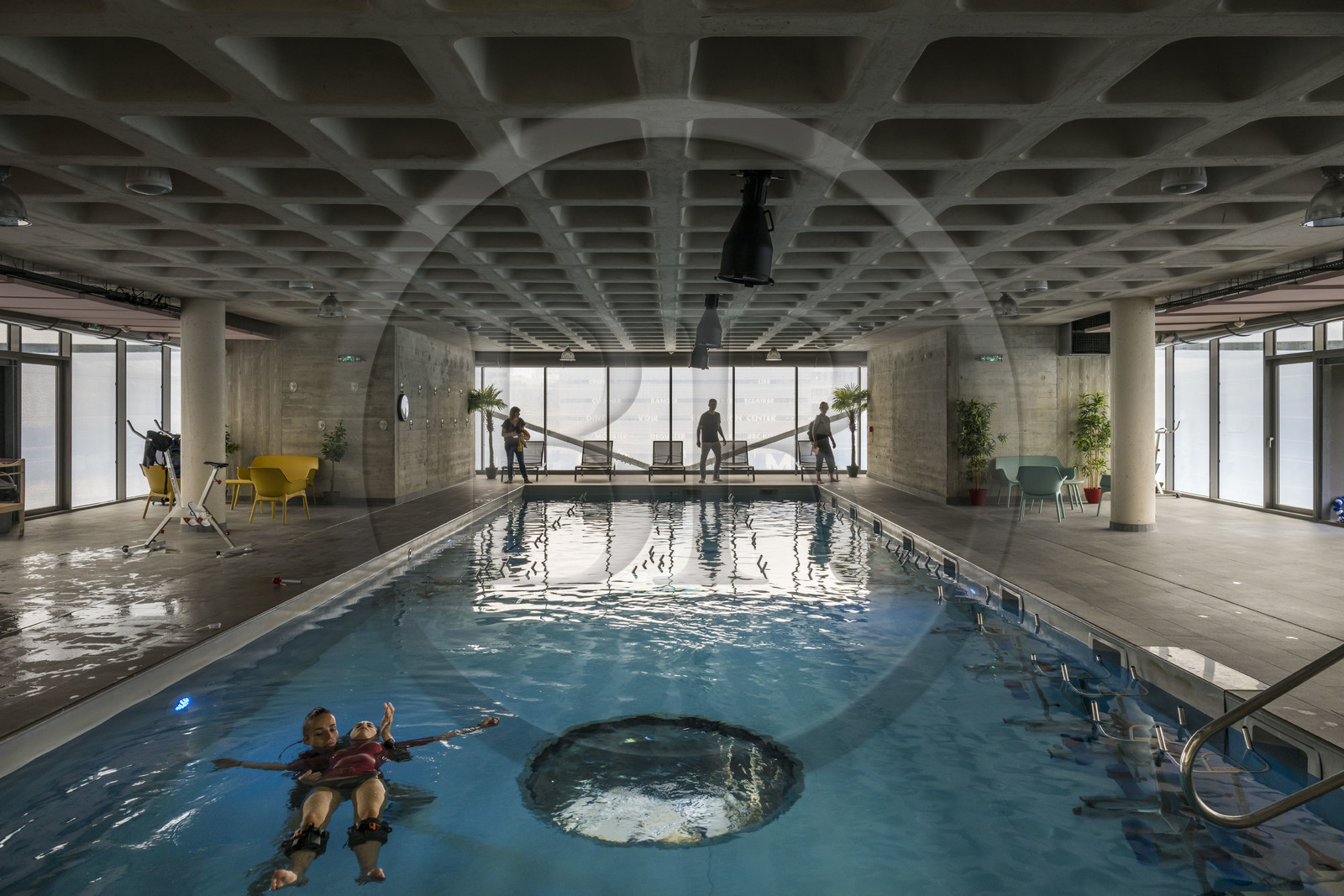 France, Hérault (34), Montpellier,  quartier de Port Marianne, batiment le Nuage réalisation du créateur Philippe Starck, aquabike center dans la piscine à l'étage