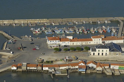 France, Charente-Maritime (17), bassin de Marennes-Oléron, Bourcefranc-le-Chapus, le port (vue aérienne)