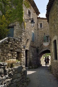 France, Var (83), parc naturel régional du Verdon, Bargème, labellisé Les Plus Beaux Villages de France, porche du four communal
