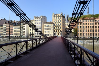 France, Rhône (69), Lyon, site historique classé Patrimoine Mondial de l'UNESCO, quai Bondy et la passerelle Saint Vincent sur la Saône, l'église Saint Paul, la basilique Notre Dame de Fourvière et la tour métallique en arrière plan