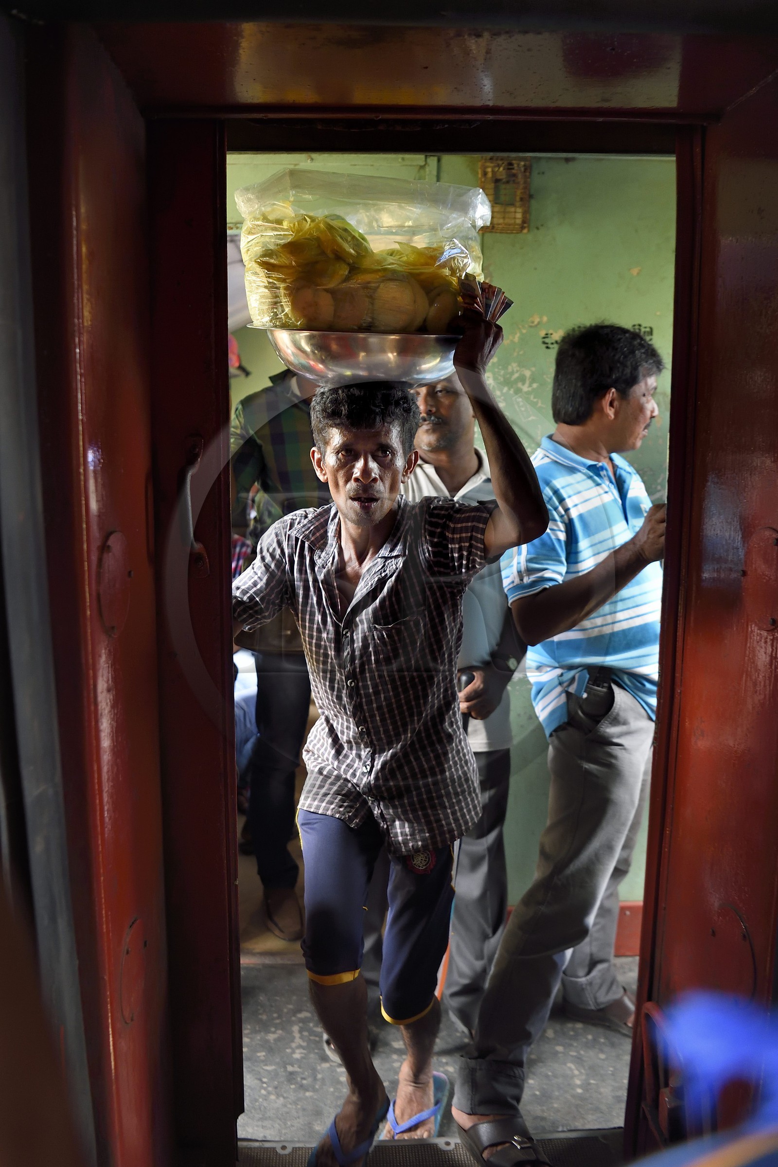 Sri Lanka, Province de l'Ouest, train de Galle à Colombo, vendeur ambulants circulant dans les wagons