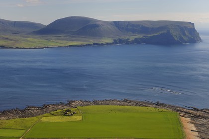 Royaume-Uni, Ecosse, Iles Orcades, Ward Hill qui est la plus haute colline dans les Orcades sur l'Ile de Hoy et un champ de l'Ile de Mainland au premier plan (vue aérienne)