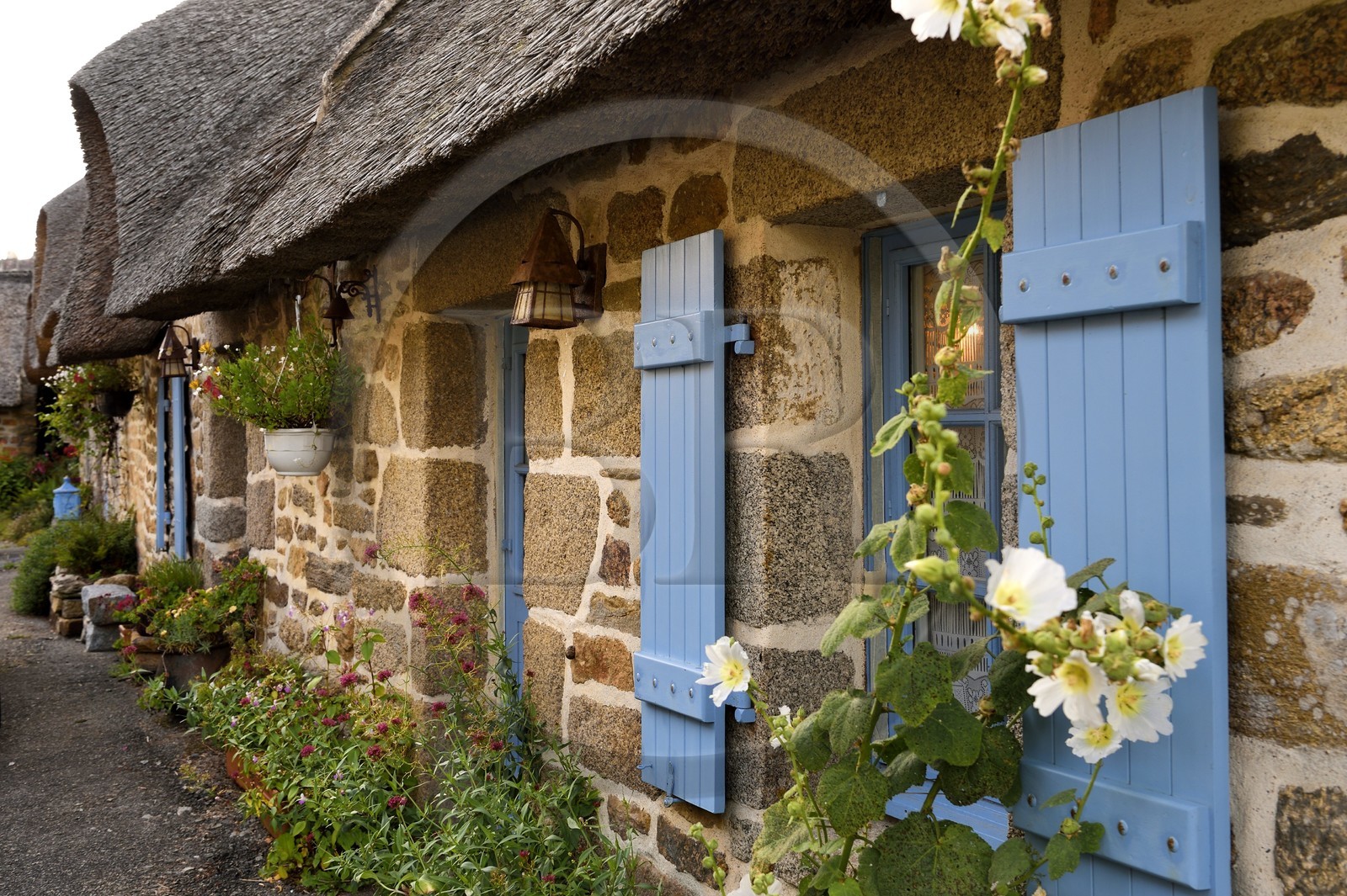 France, Finistère (29), région de Pont-Aven, Nevez, les chaumières traditionnelles à toit de chaume de Kerascoet