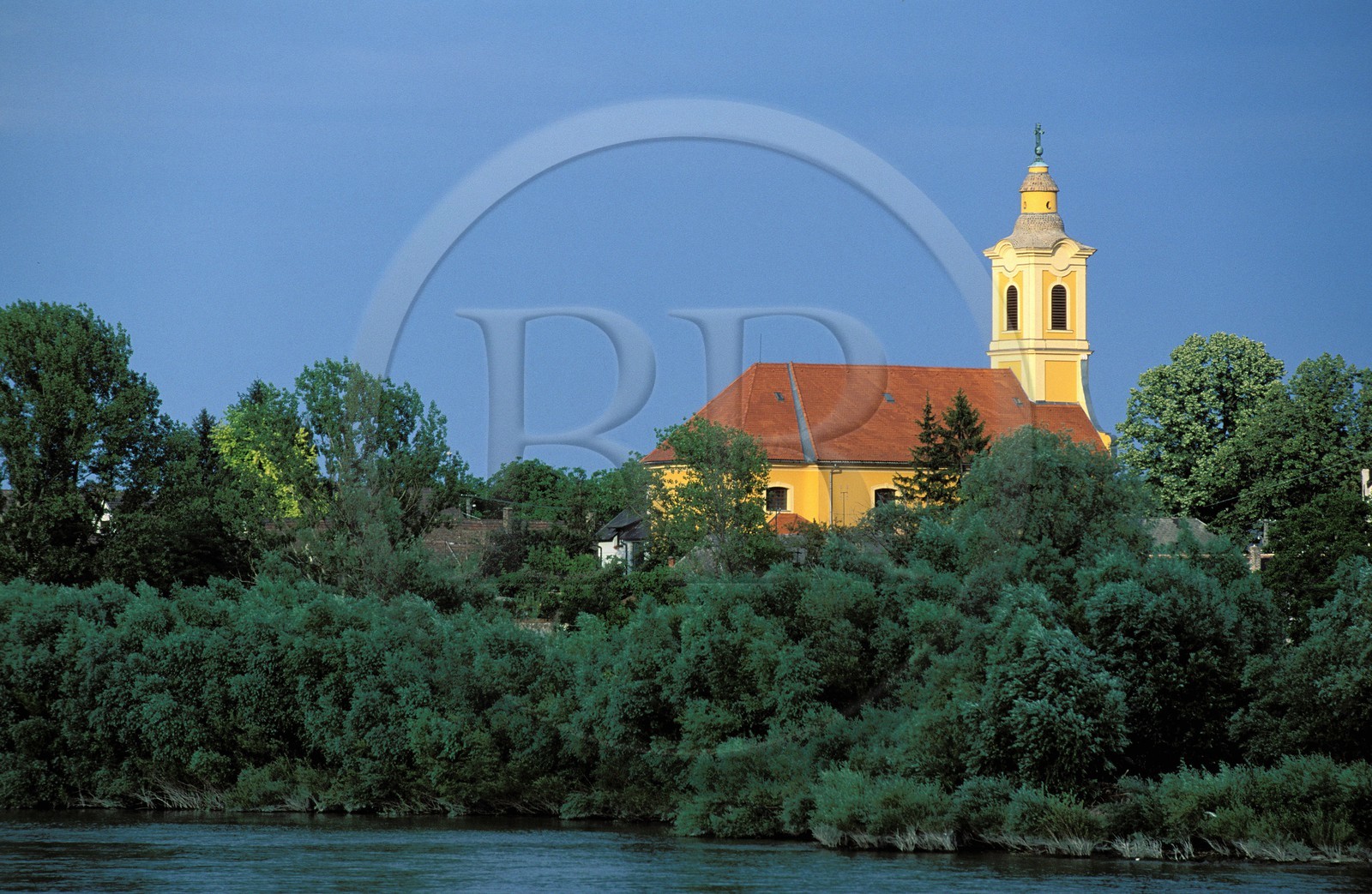Hongrie, au nord de Budapest, le Danube, les rives du fleuve