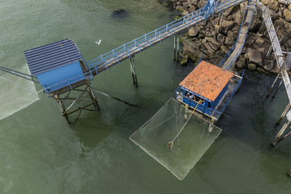 France, Loire-Atlantique (44), Estuaire de la Loire, Saint-Nazaire, plage de Trébézy, pêcheries de Gavy, le pêcheur Roland Dupont dans sa cabane de pêche traditionnelle au carrelet (vue aérienne)