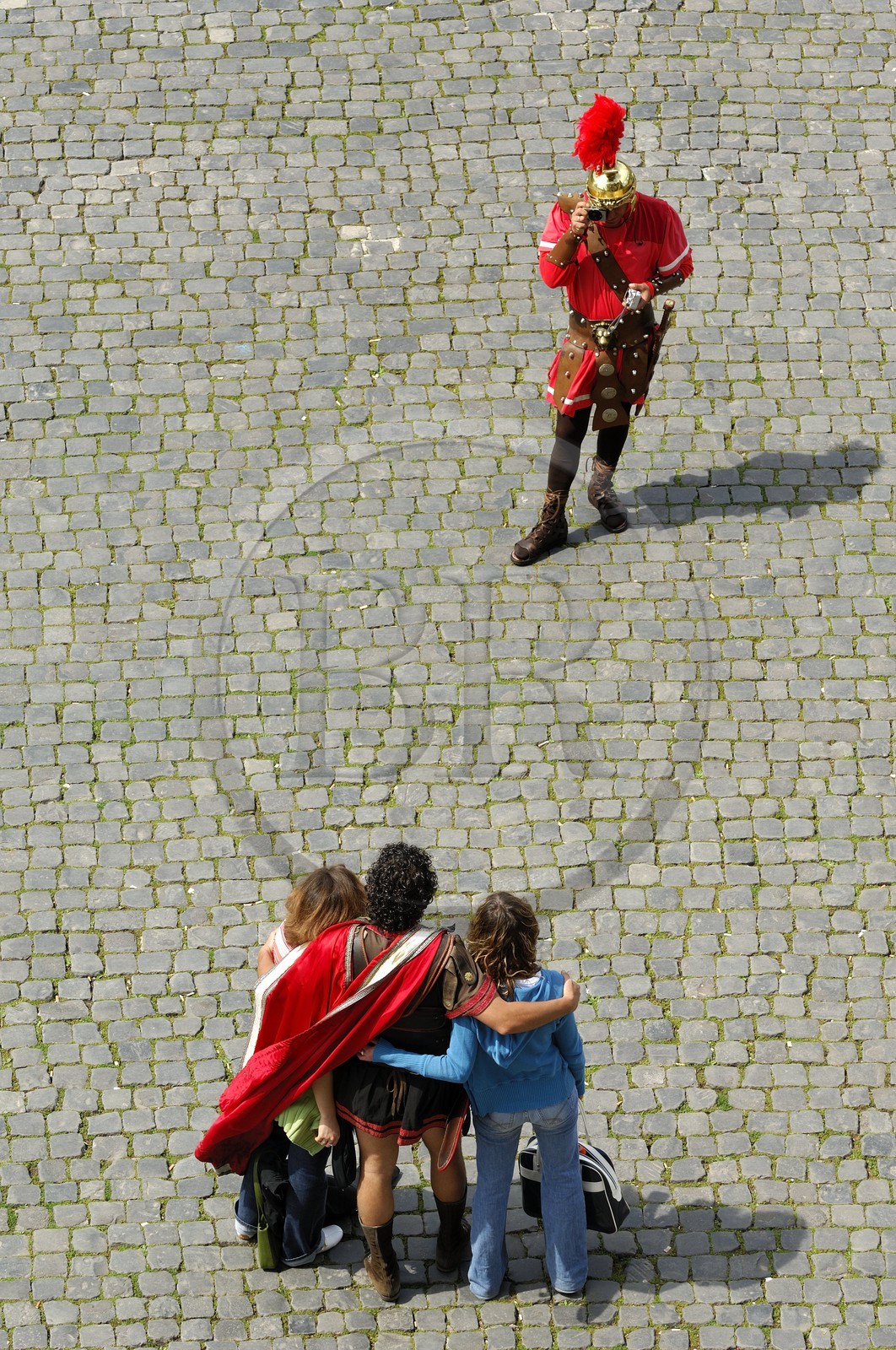 Italie, Latium, Rome, centre historique classé Patrimoine Mondial de l'UNESCO, le forum Romain, figurants habillés en soldats romains pour faire la pose avec les touristes